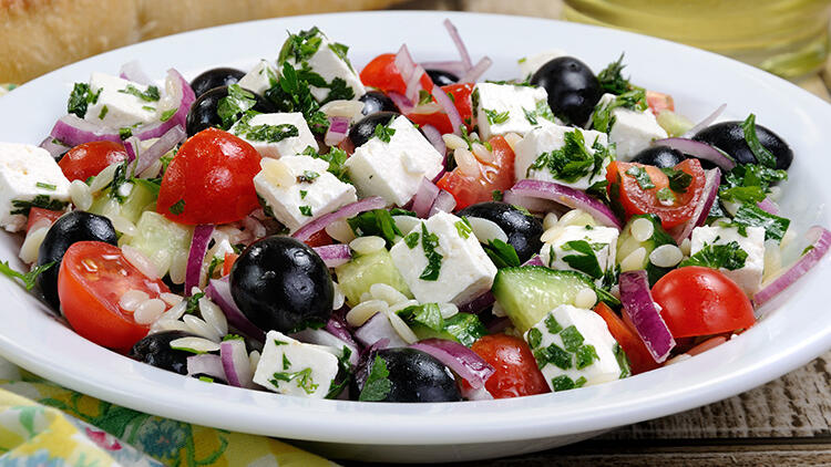Peynirli arpa şehriye salatası tarifi